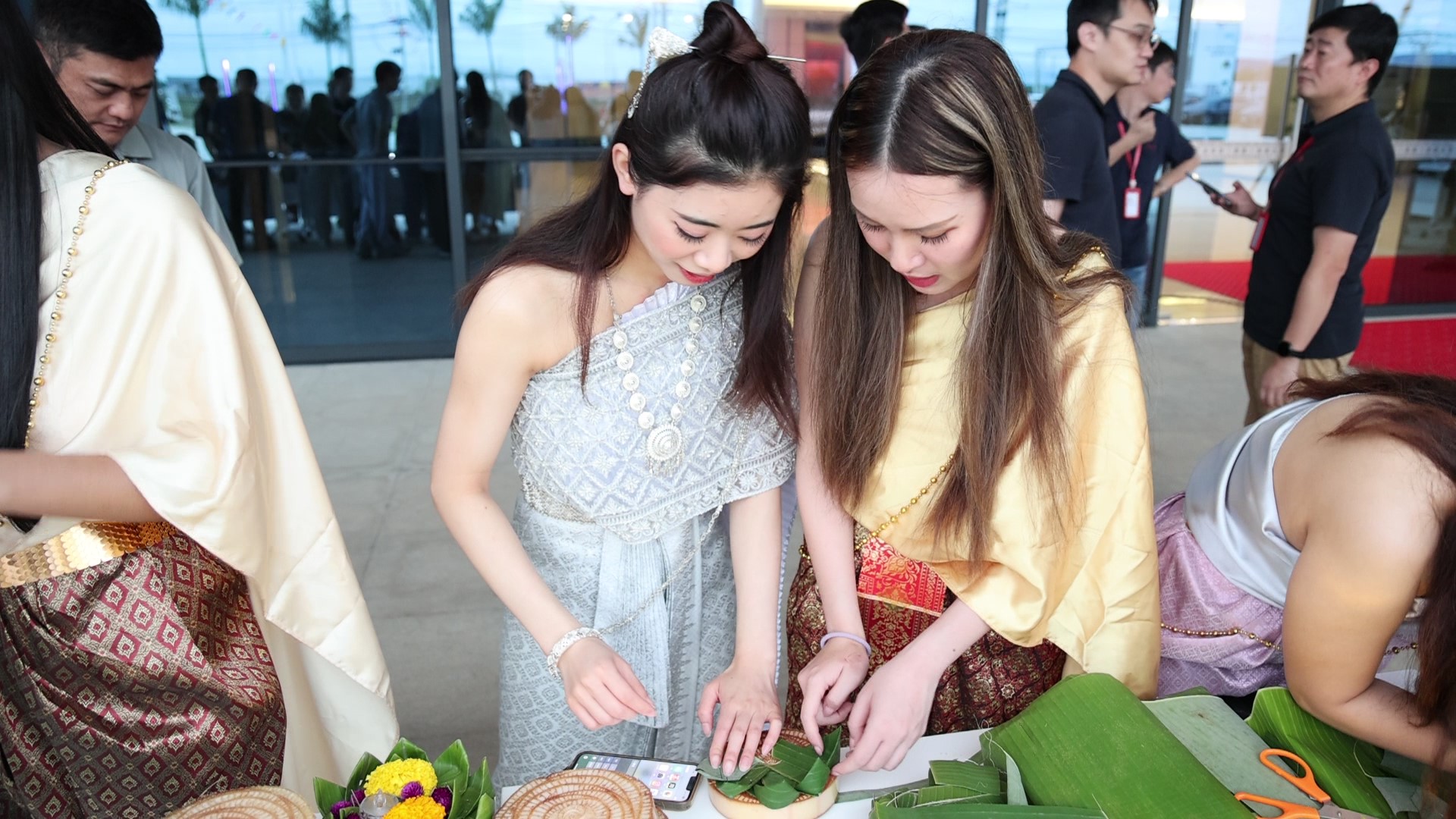 巧手翻飞，，，，，，，，把欢喜折进水灯里